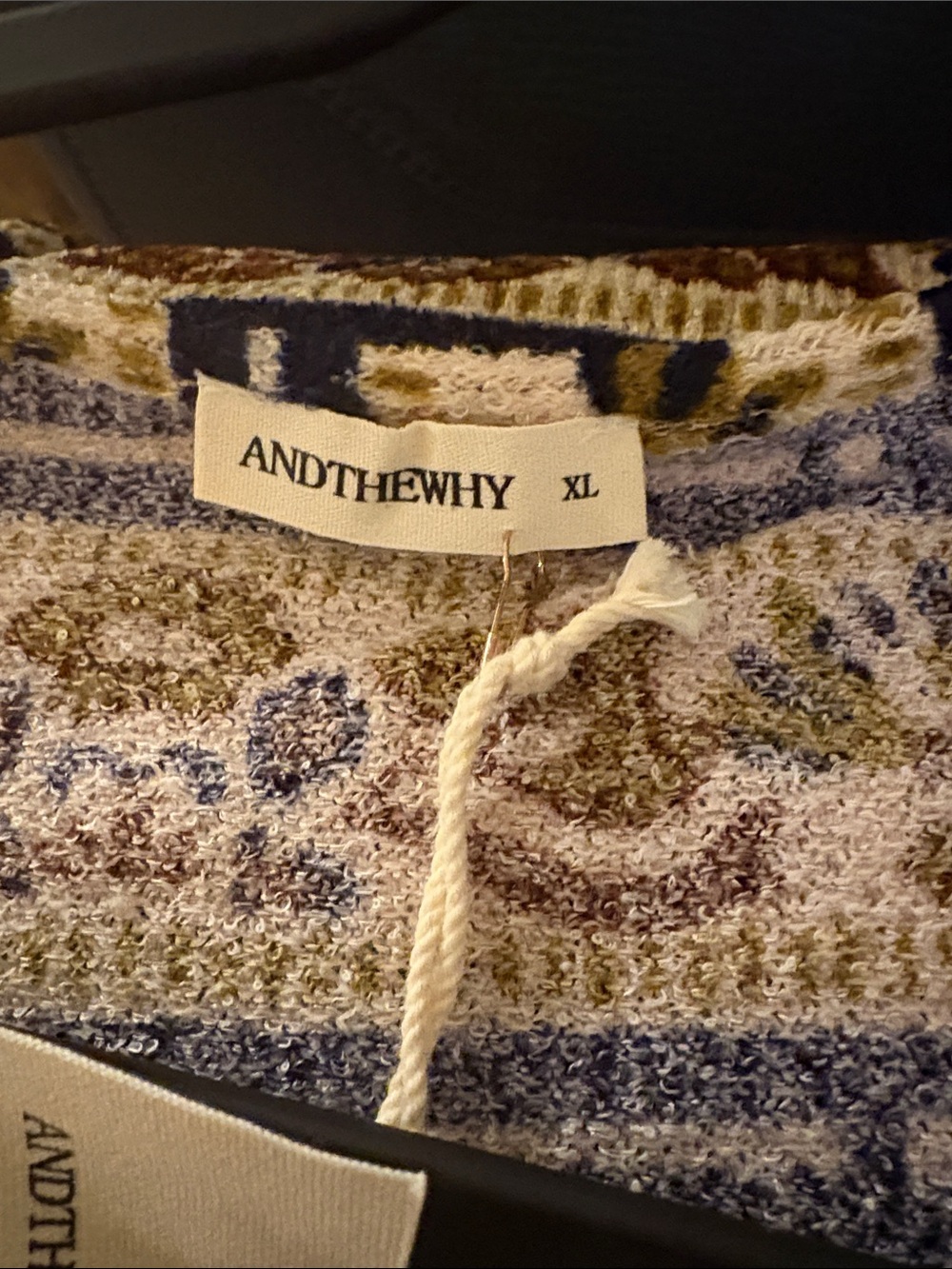 Andthewhy PRINT JACQUARD TOP V Neck Striped Top - Picture 7 of 7